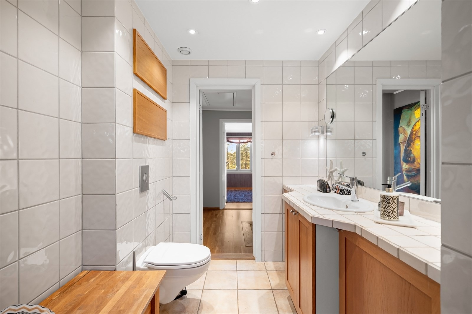 Stort bad med både badekar og dusj Galleribilde