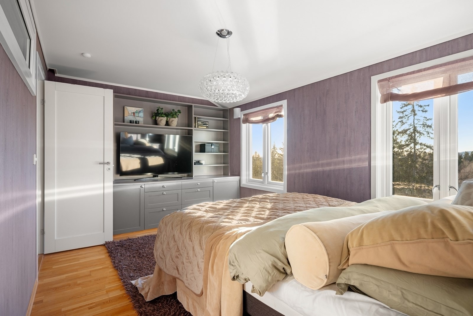 Hovedsoverom med plassbygget skap og bokhylle Galleribilde