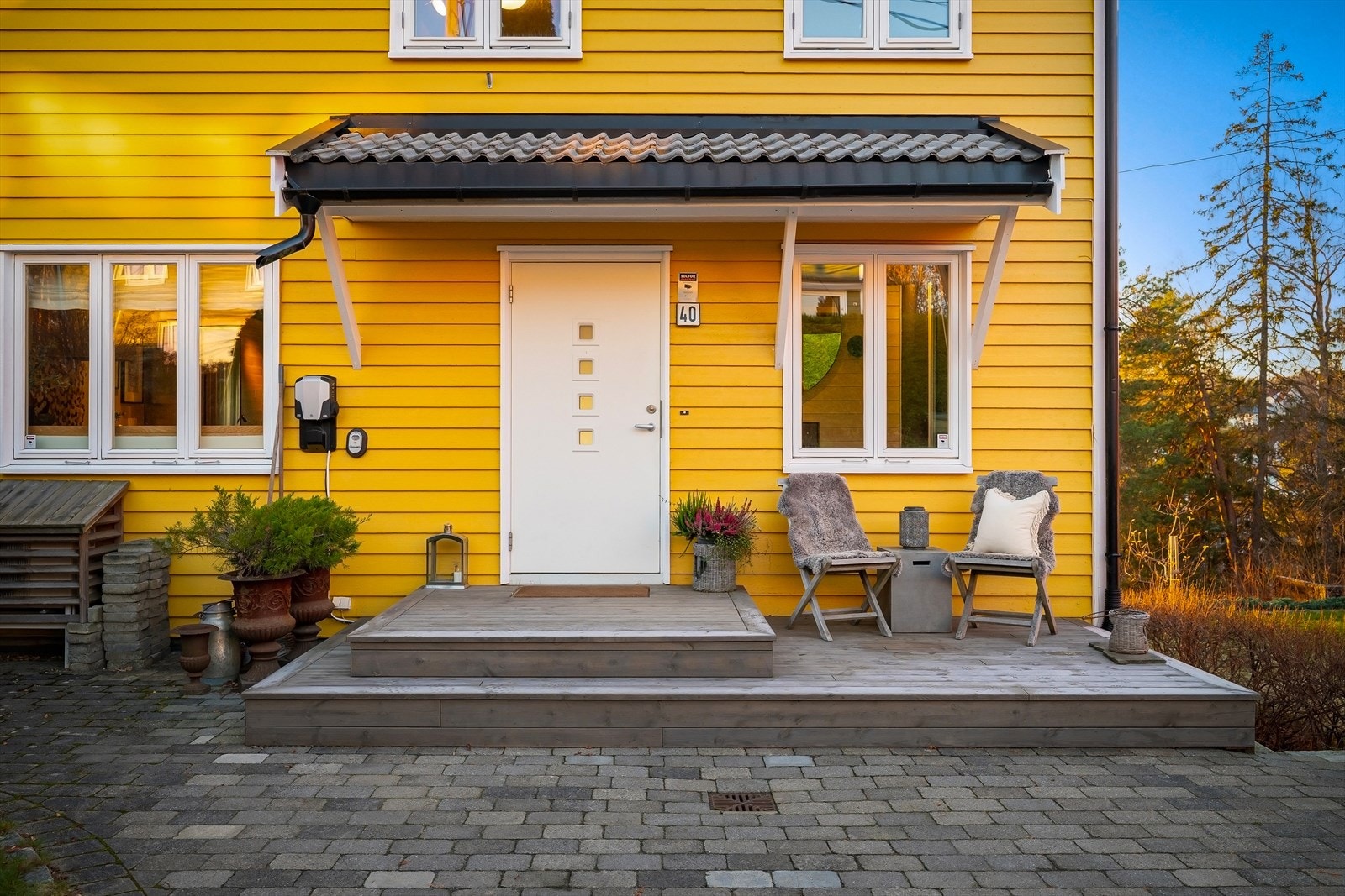 Hyggelig frokost terrasse med morgensol ved inngangsparti Galleribilde