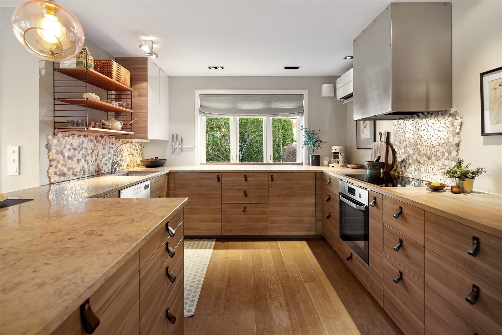 Hyggelig kjøkken med mye skapplass Galleribilde