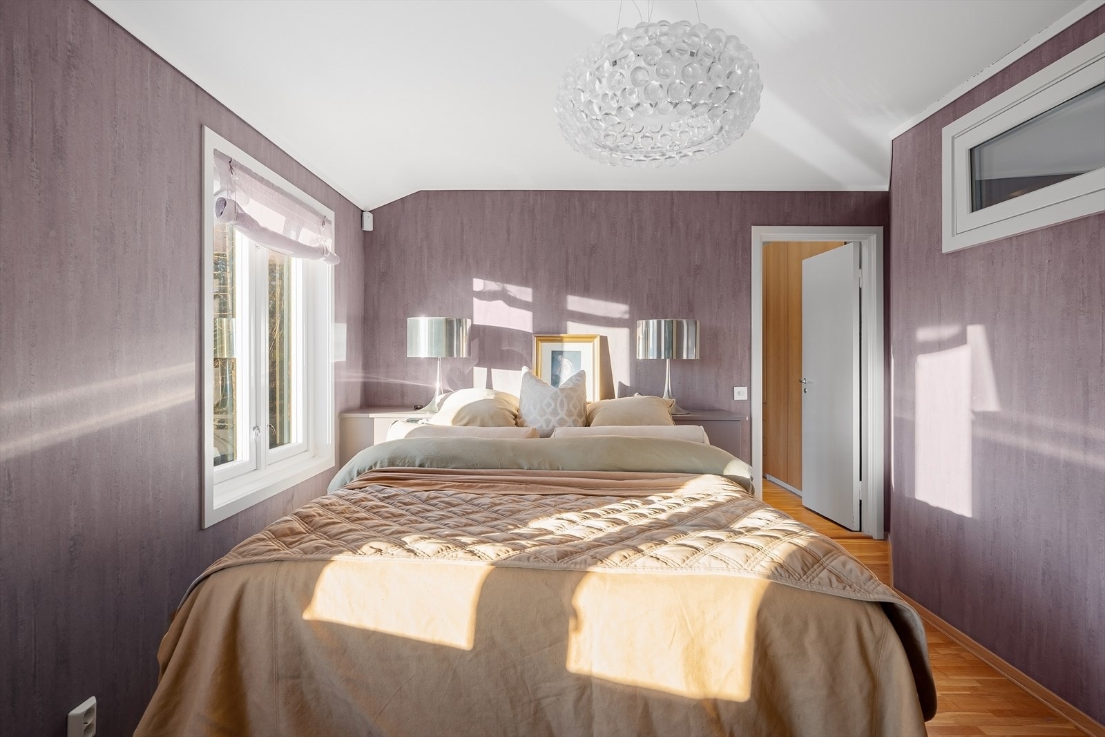 Hovedsoverom med inngang til soverom 2(i dag brukt som walk in closet) Galleribilde