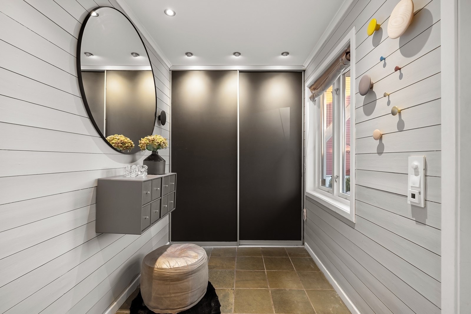 Plass for garderobeskap og mye oppbevaring Galleribilde