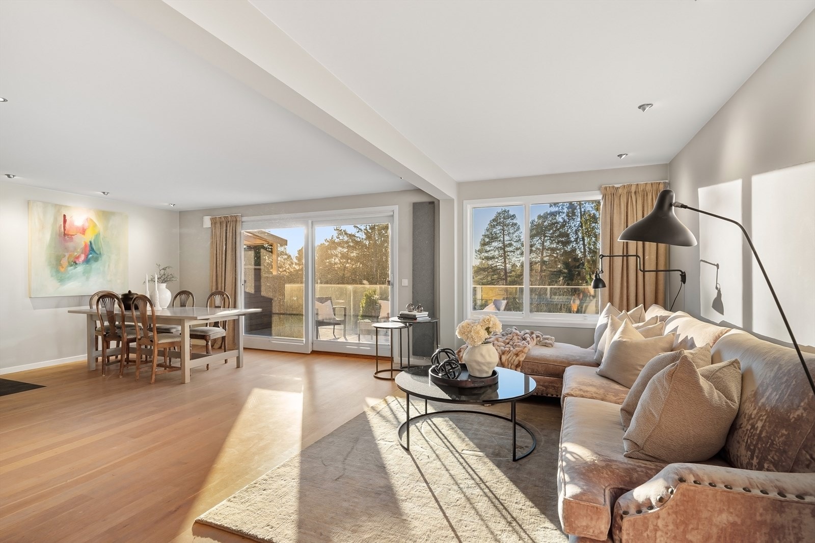 Stuen er svært romslig og får mye naturlig lys Galleribilde