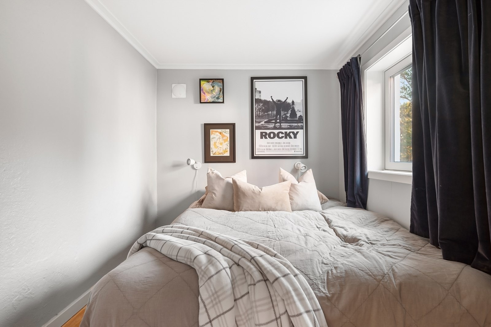 Rom i u.etg. innredet som soverom, men byggemeldt som bod. Rommet er ikke godkjent for varig opphold. Galleribilde