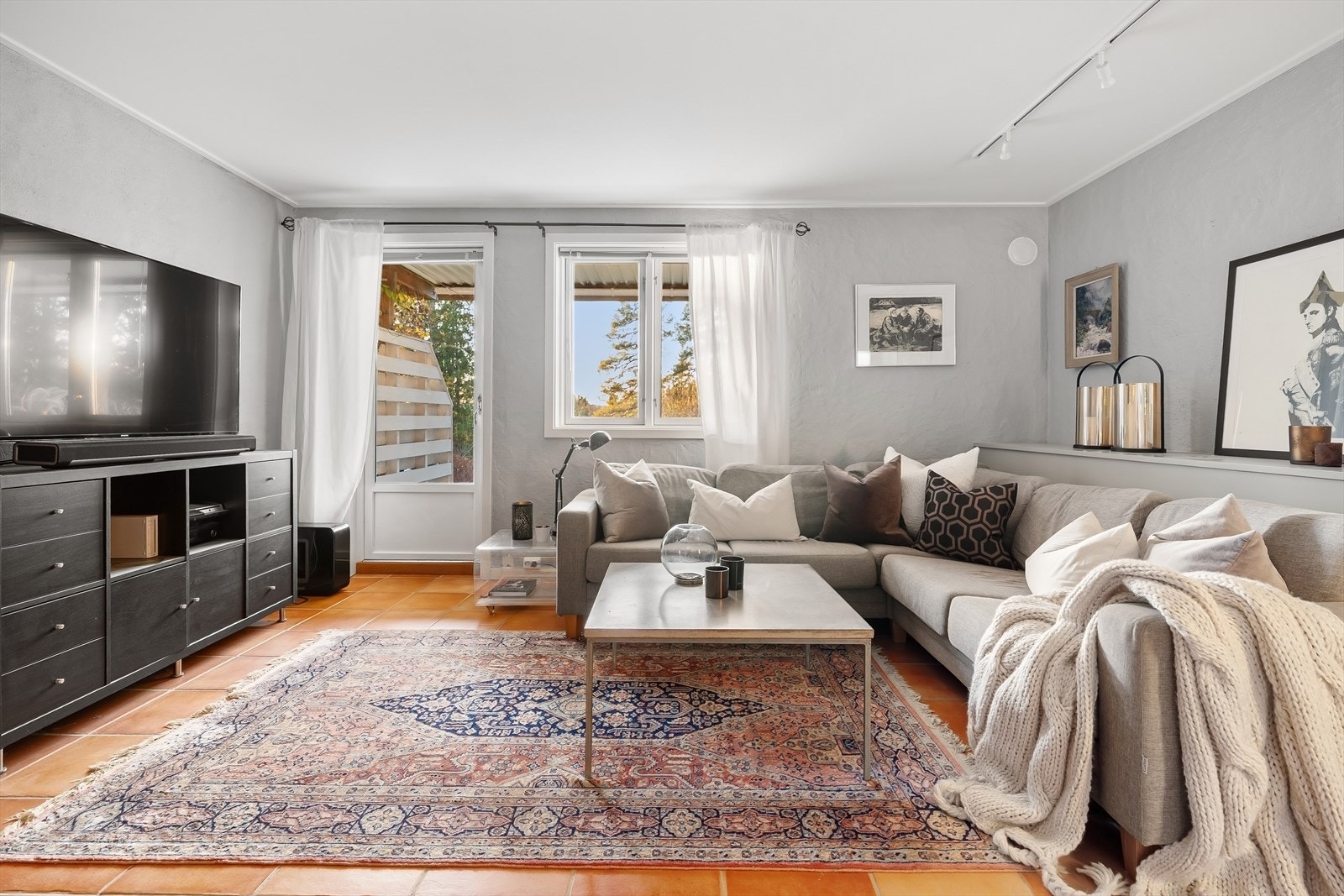 Hyggelig stue med utgang terrasse og hage i u.etg. Galleribilde