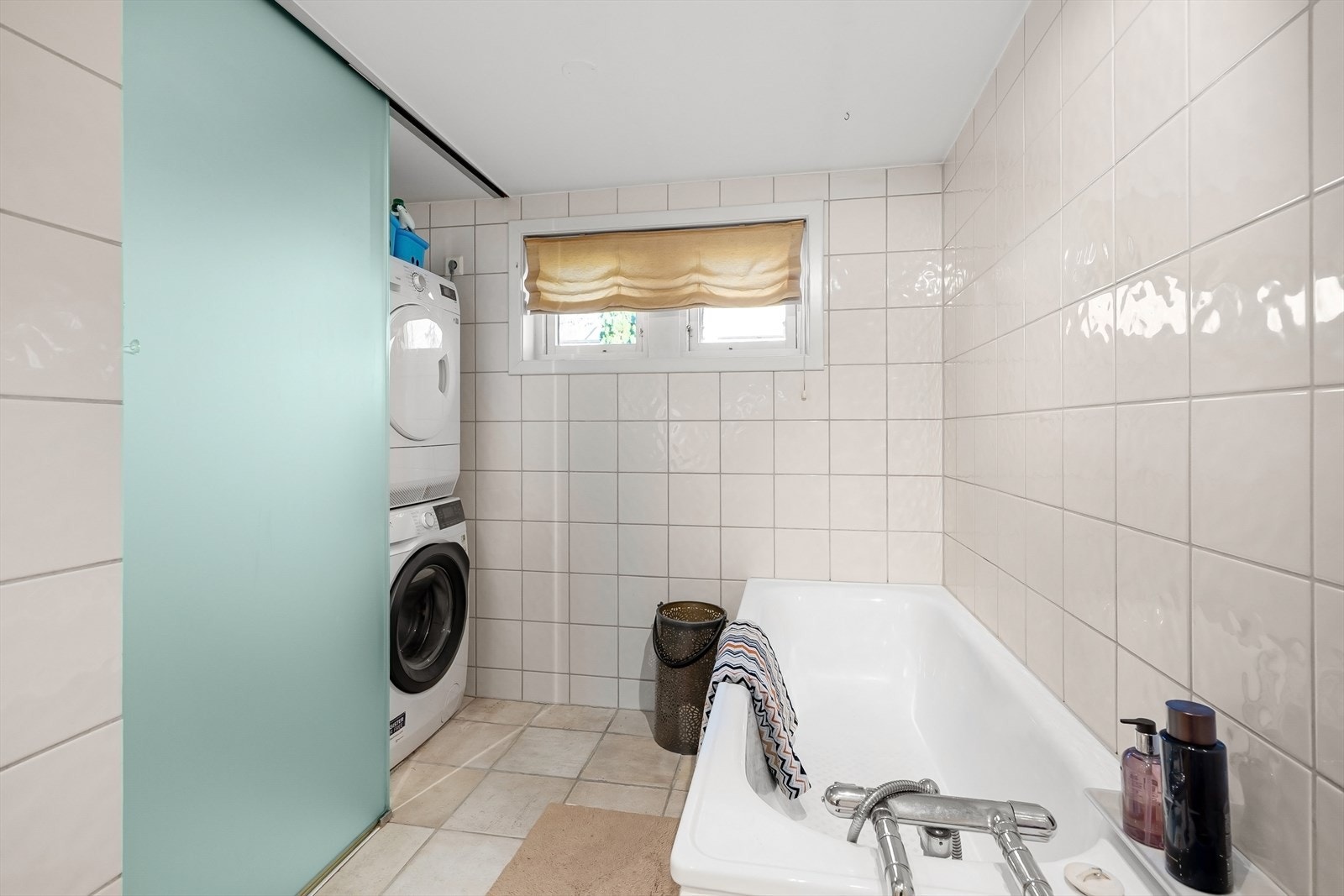 Vaskesøyle i egen nisje med skyvedør Galleribilde