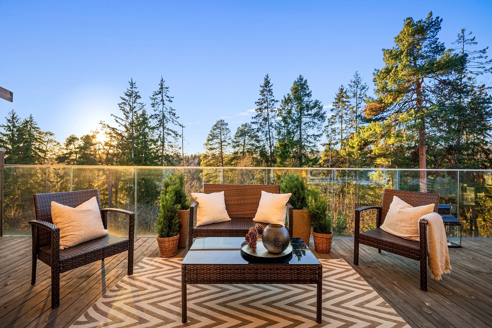 Solrik vestvendt terrasse som vender mot friarealer ut mot Lysakerelven Galleribilde