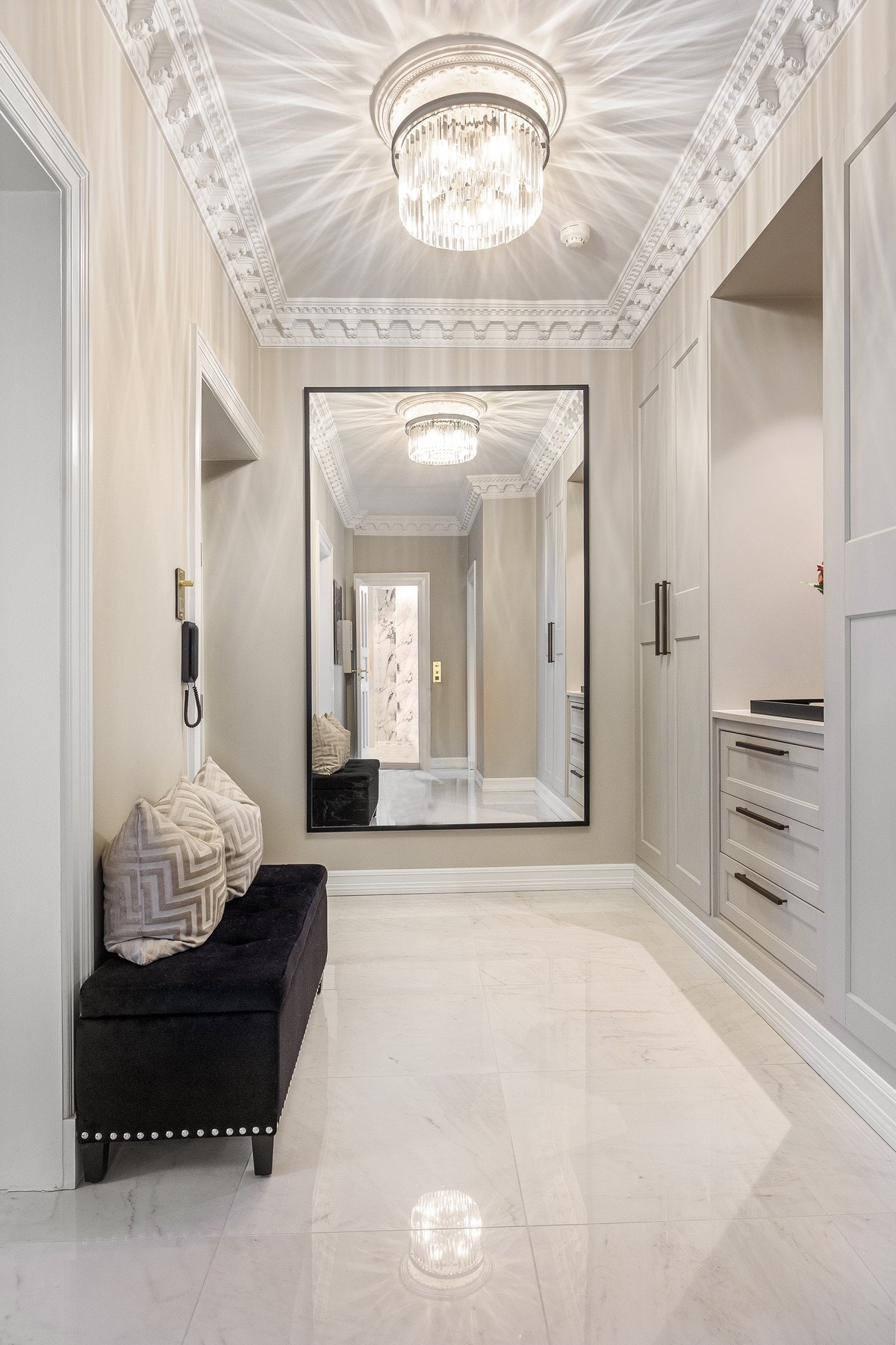 Snekkkerbygd garderobeinnredning med håndtak fra Love Handels. Særdeles gjennomført og nydelig utført kvalitetsarbeid! Galleribilde