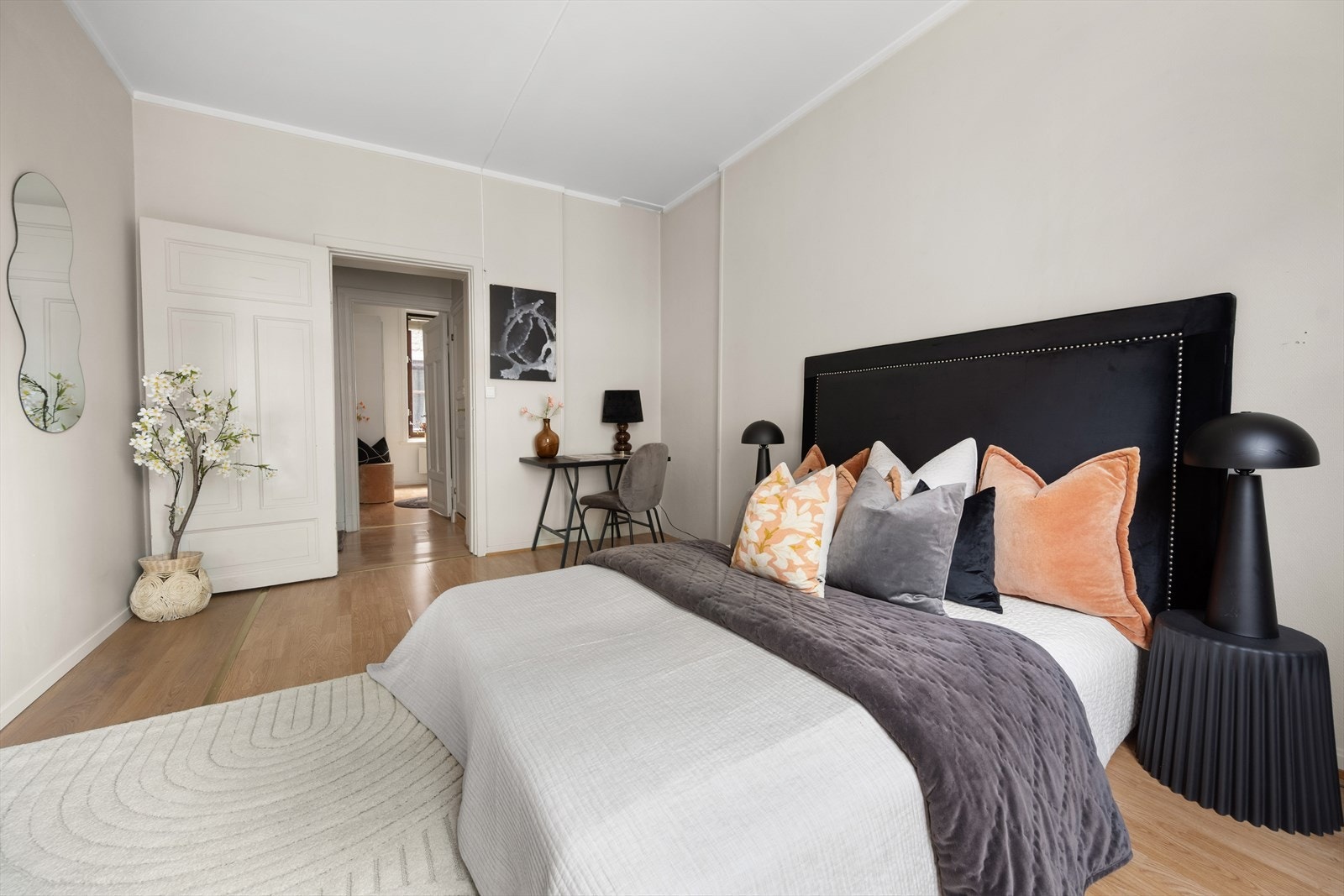 Den gjennomgående planløsningen sikrer optimale lysforhold i leiligheten. Galleribilde