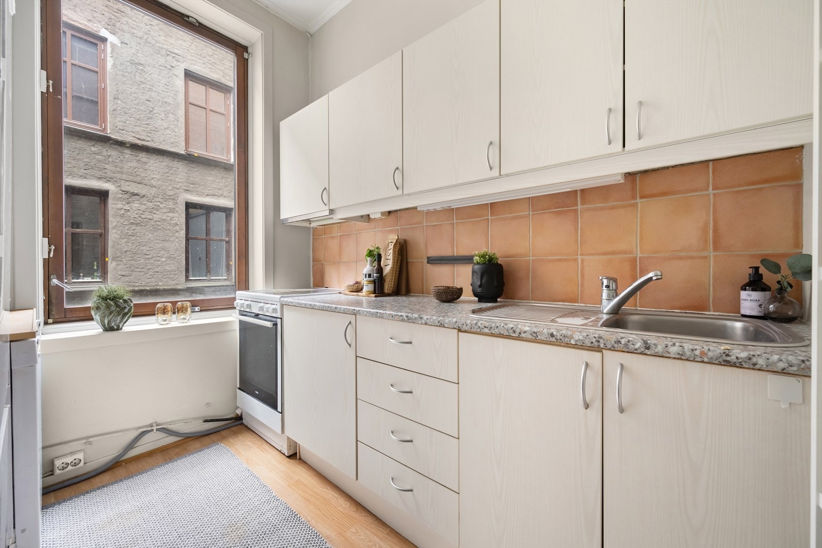 Separat kjøkken med masse lagringsplass i både skap og skuffer. Galleribilde