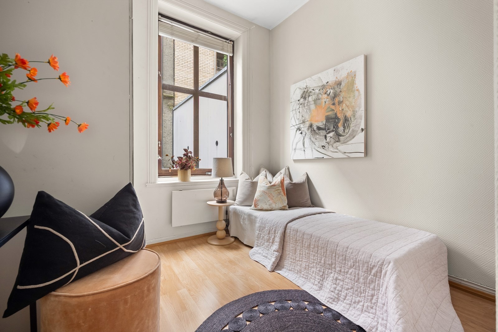 Her er det god plass til seng, skrivepult og skap. Galleribilde