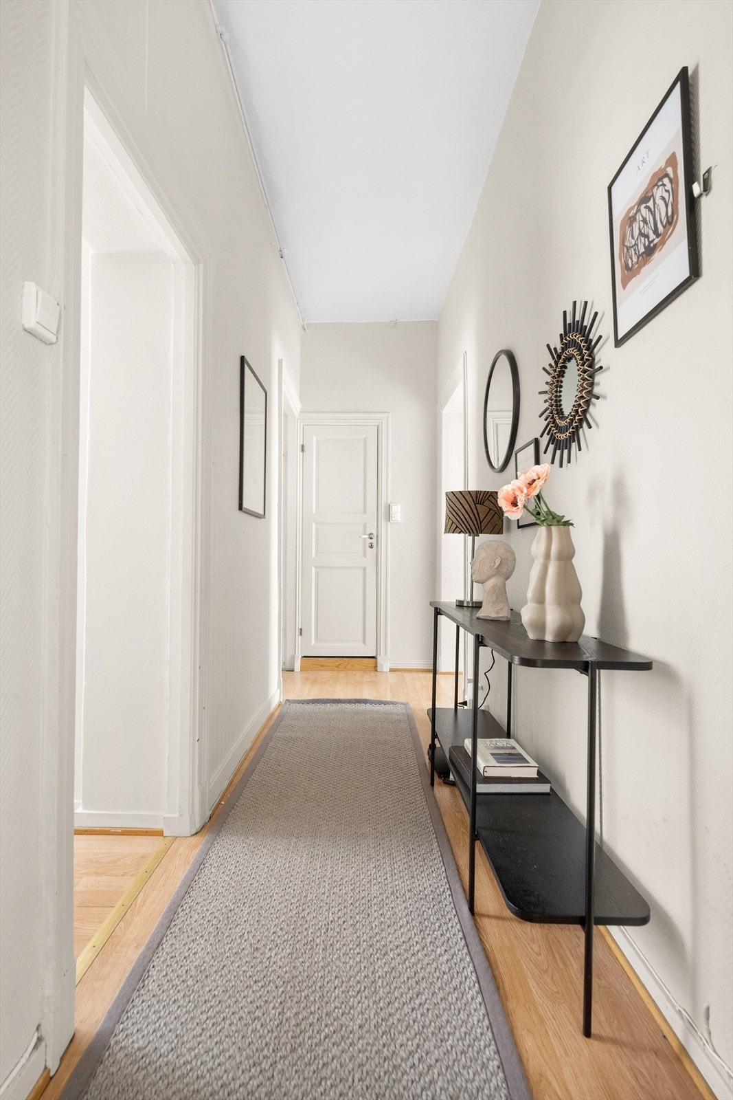 Gangen har en sentral plassering i leiligheten som sikrer god flyt mellom alle rom. Galleribilde