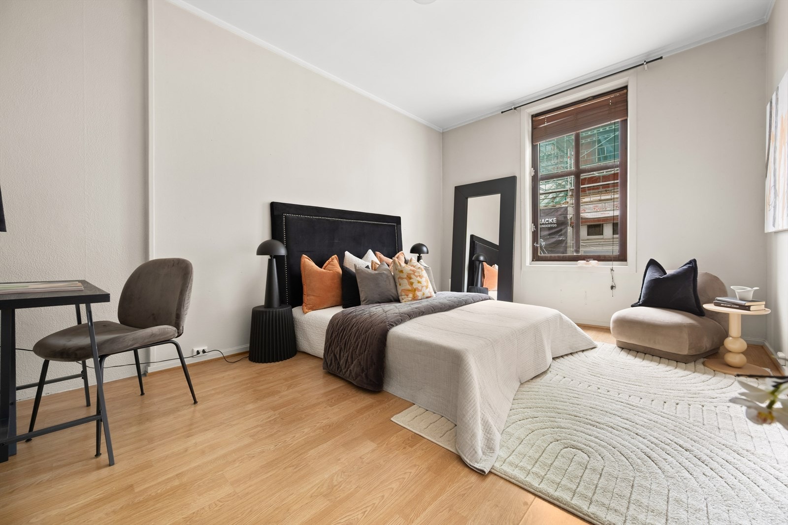 Her er det god plass til dobbeltseng med tilhørende nattbord på hver side. Rommet kan enkelt innredes med både skap og skrivebord dersom man ønsker det. Galleribilde