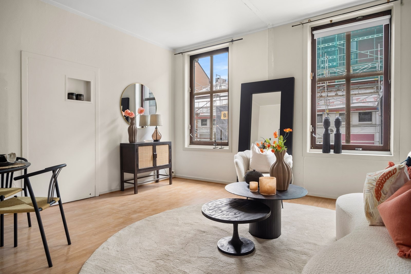 Lys, luftig og romslig stue med god takhøyde og store vindusflater. Galleribilde