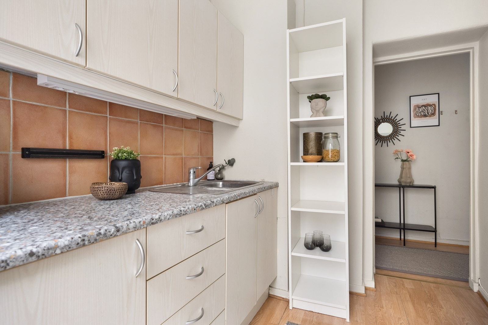 Kjøkkenet er utstyrt med komfyr, kjøl/frys og vaskemaskin. Avtrekkvifte med kullfilter over komfyr. Galleribilde