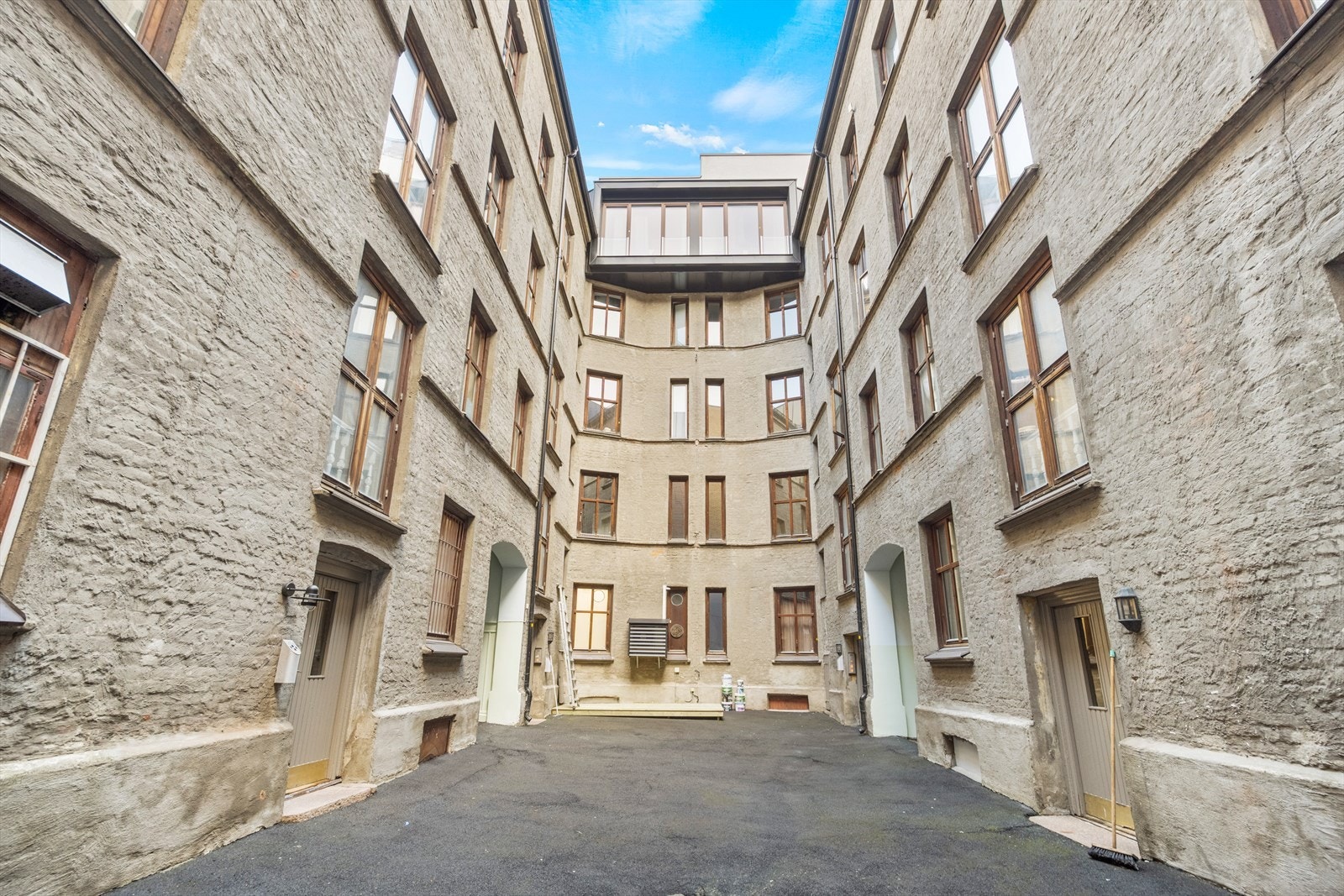 Selger planlegger en oppgradering av bakgården. Galleribilde