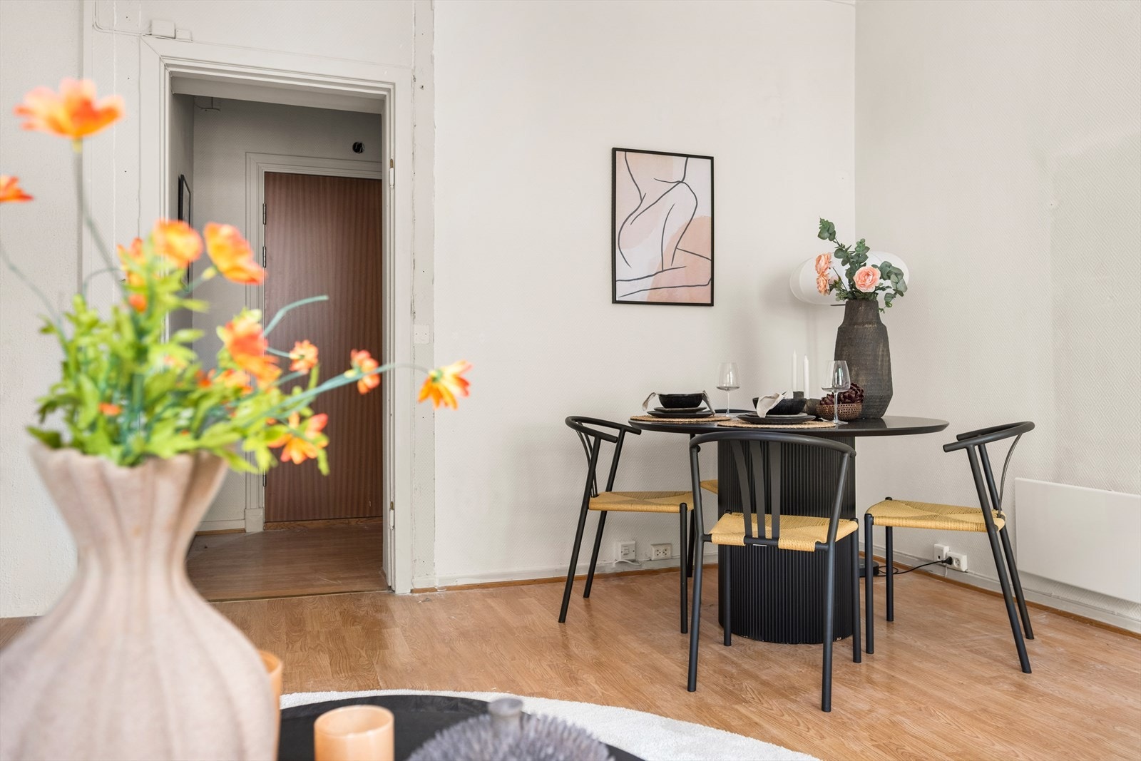 Leiligheten har store vindusflater og god takhøyde (2,85 meter) som gir en åpen og luftig romfølelse. Galleribilde