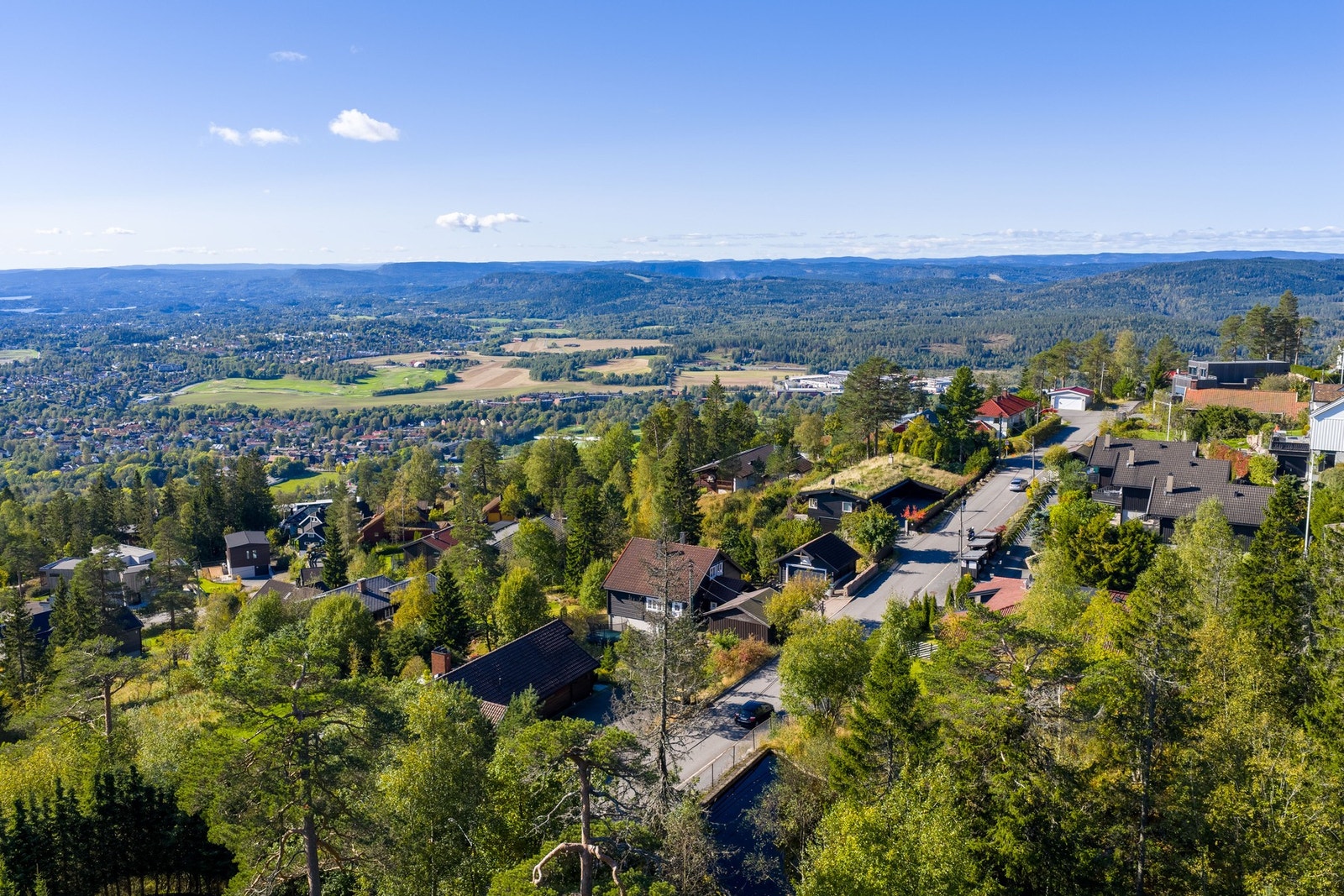 Perfekt bolig for deg som ønsker å bo i et veletablert område på vestsiden av Holmenkollen og med flotte turmuligheter. Galleribilde