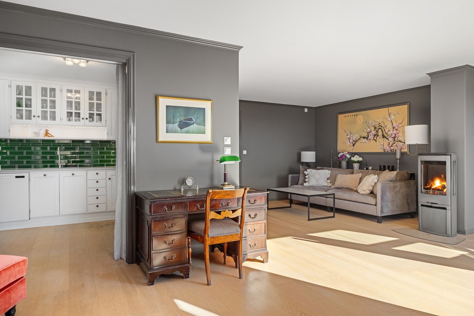 Videre tilkomst fra stue/spisestue til kjøkken via skyvedører. Galleribilde