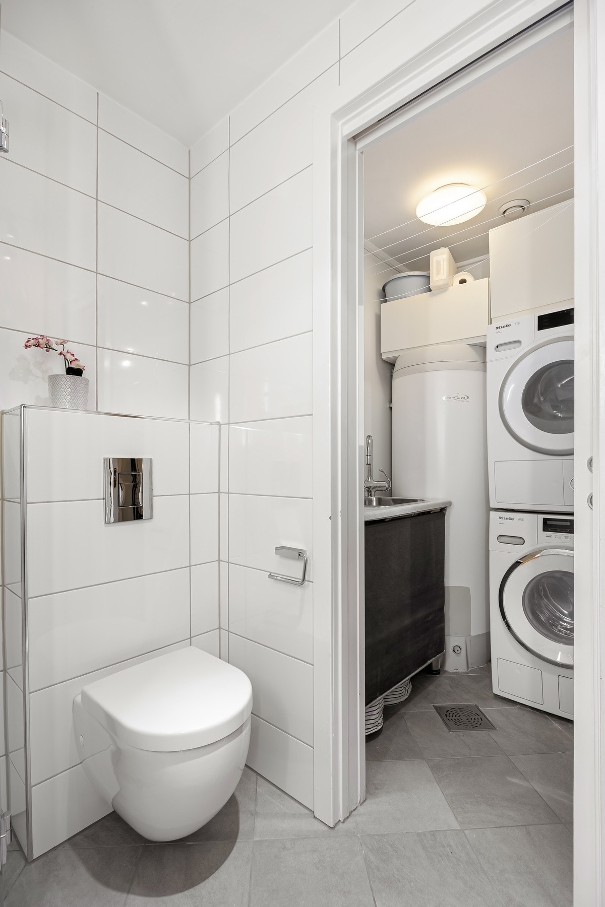 Videre tilkomst til praktisk vaskerom via skyvedør. Galleribilde