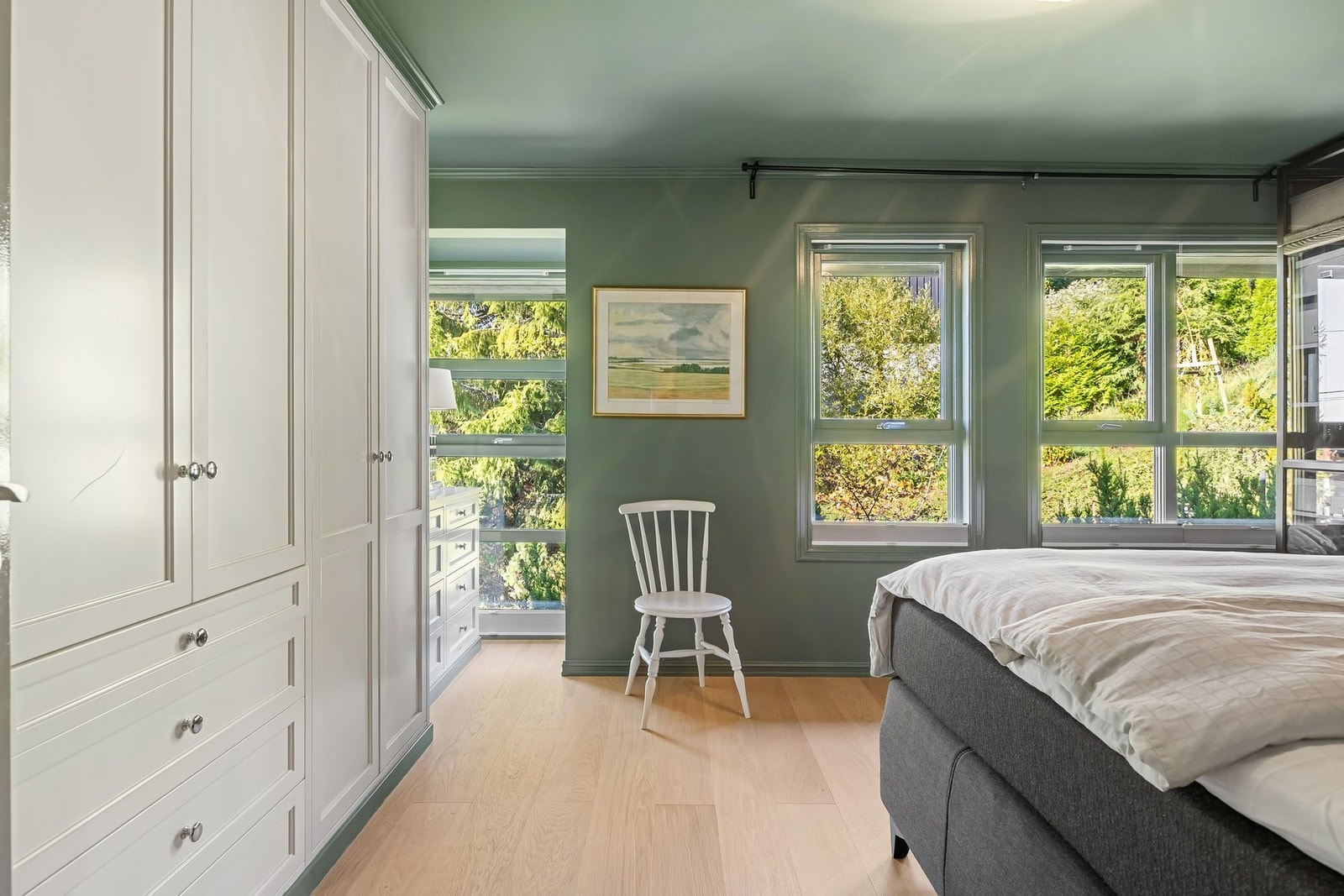 Hovedsoverommet har plassbygde skap og skuffer av god kvalitet. Galleribilde