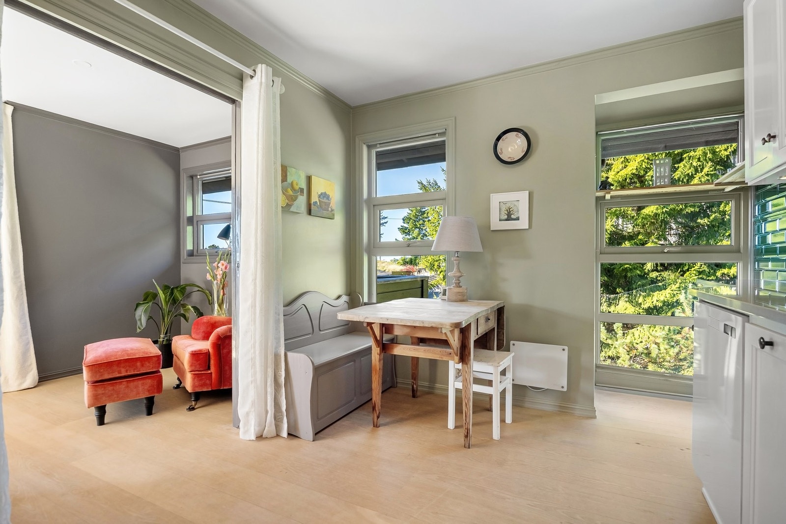 Leiligheten har en gjennomgående god standard malt i moderne fargetoner. Galleribilde