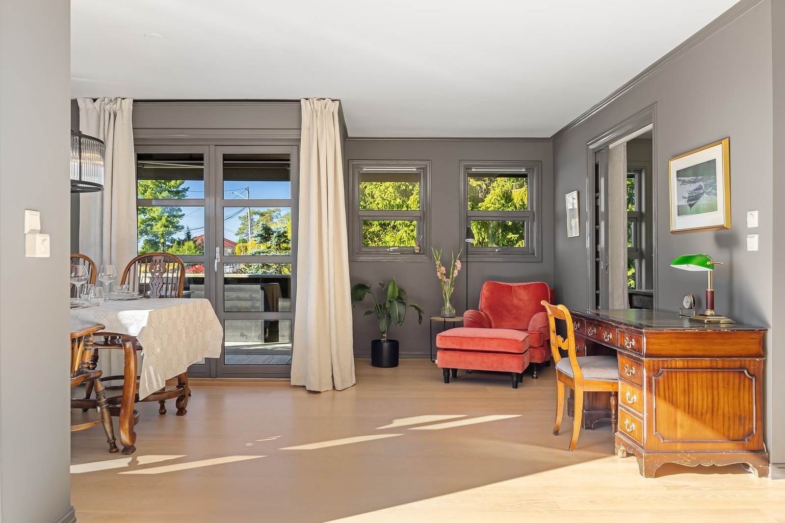 Leiligheten er belagt med pent eike-parkettgulv. Galleribilde