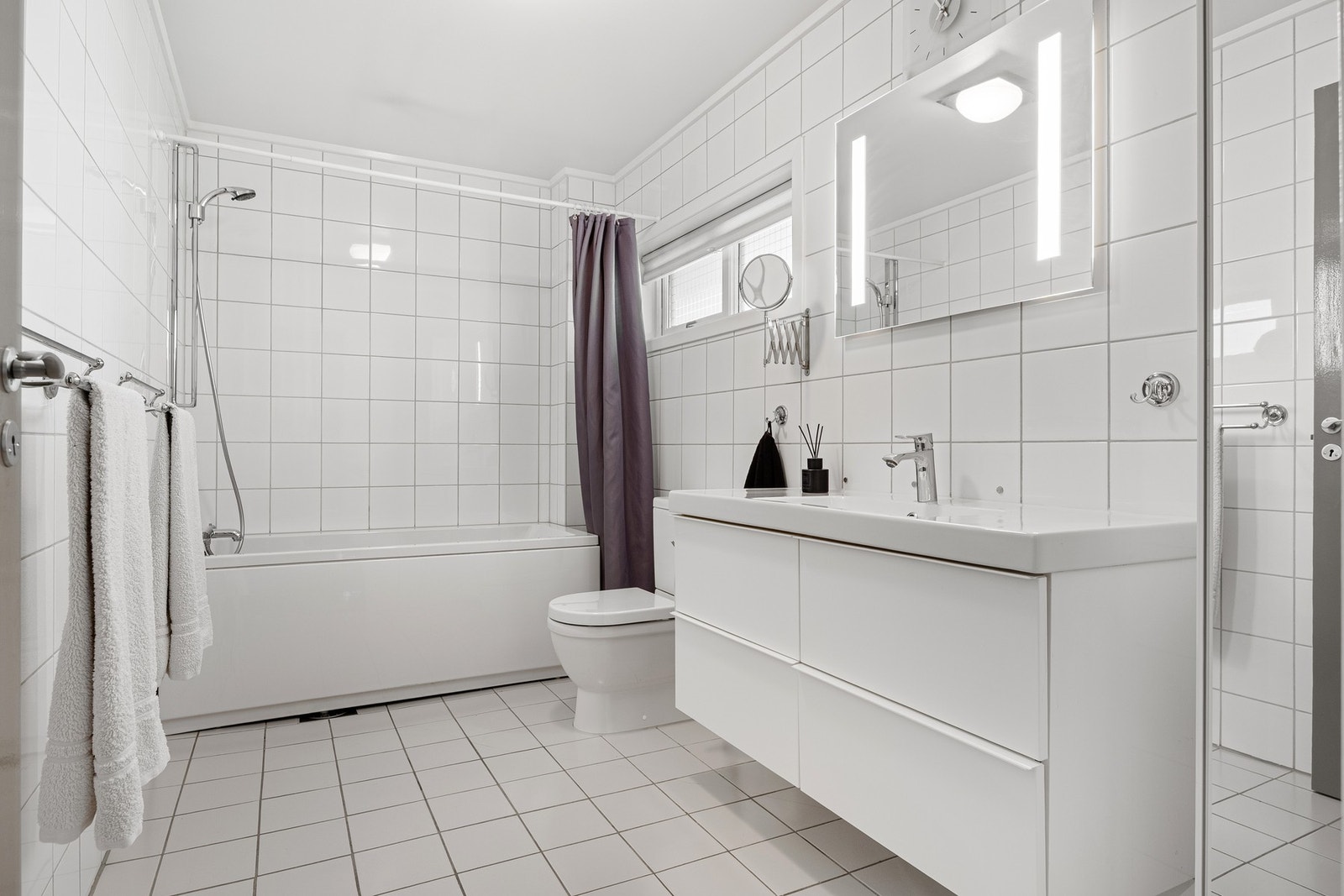 Leiligheten har to bad. Baderom ved gang/entré. Flislagt gulv med gulvvarme. Galleribilde