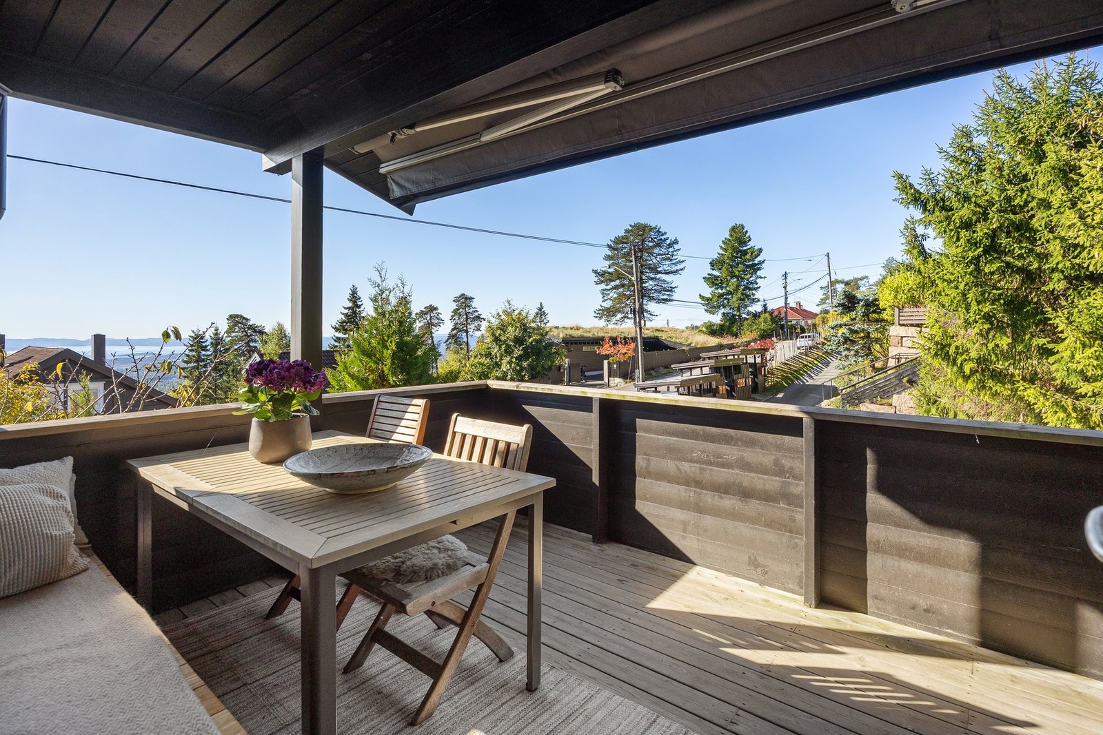 Utgang fra spisestue til sydvestvendt balkong på ca. 12 kvm. Galleribilde