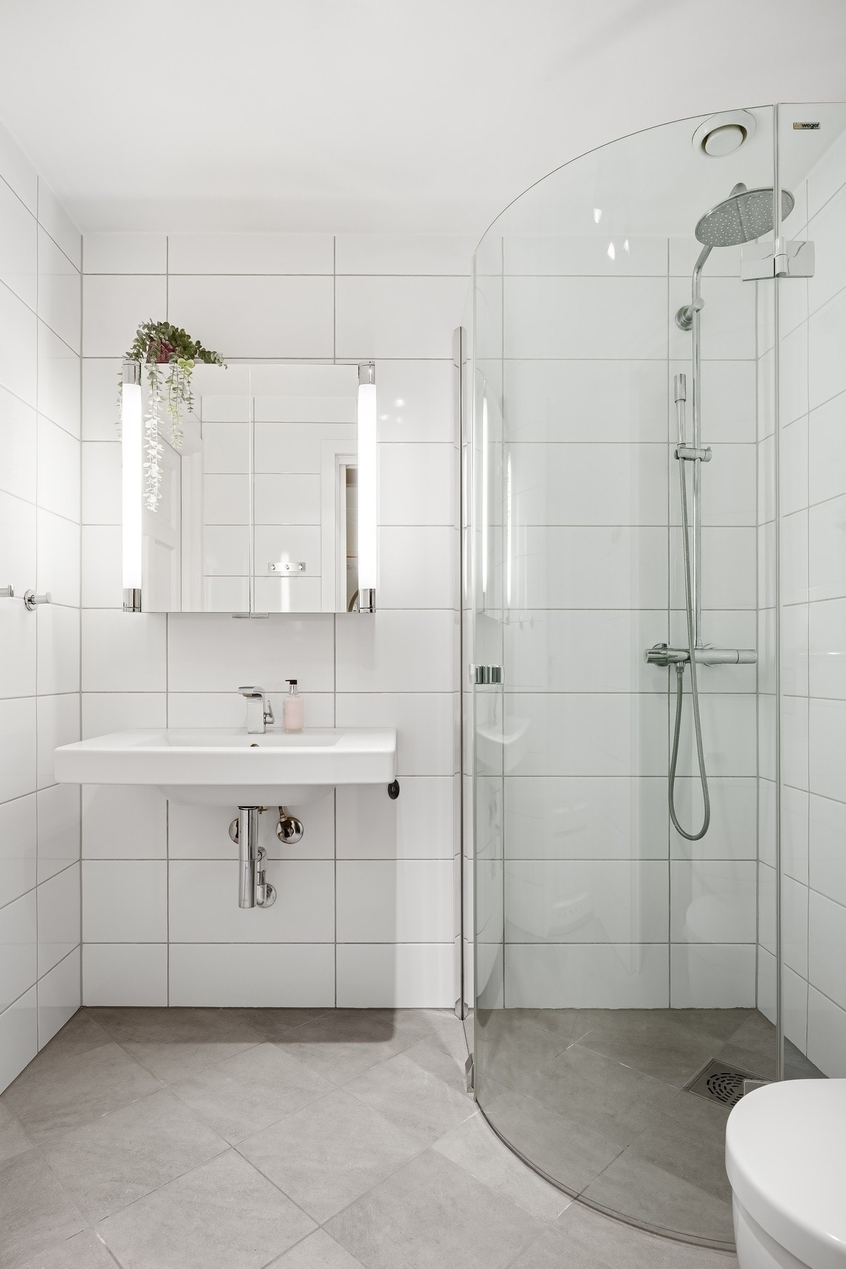 Flislagt gulv med gulvvarme. Dusjhjørne med innfellbare glassdører. Galleribilde