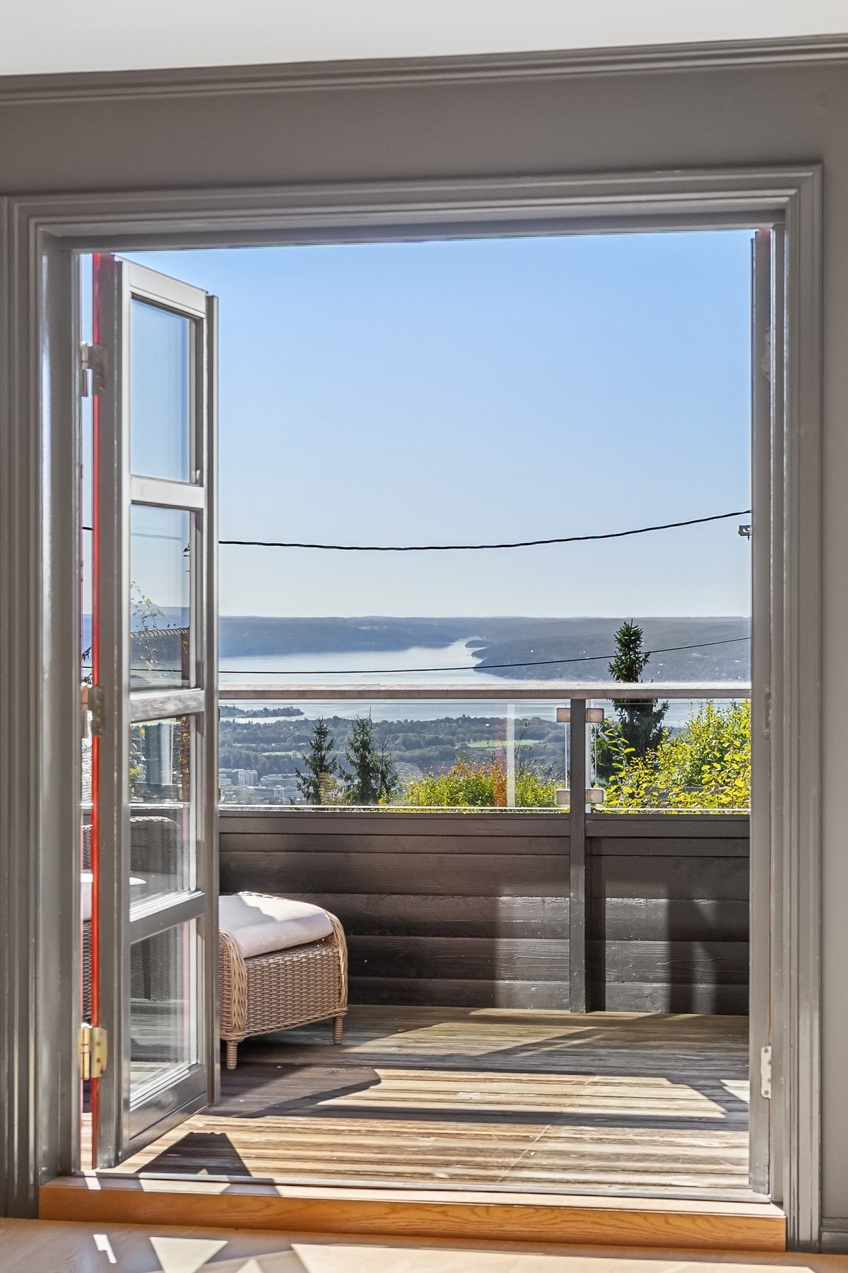 Utgang fra stue til solrik sydvendt balkong på ca. 9 kvm. Her kan du få en leilighet med tilkomst til uteplasser med sol hele dagen. Galleribilde