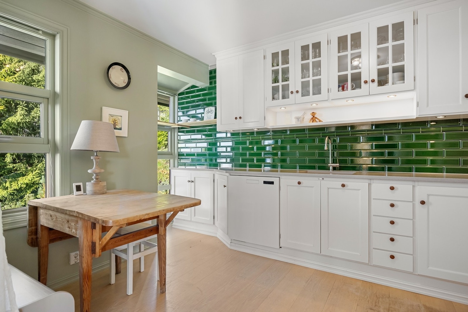 Luftig og sosialt kjøkken med praktiske løsninger samt godt med både skap- og benkeplass. Galleribilde