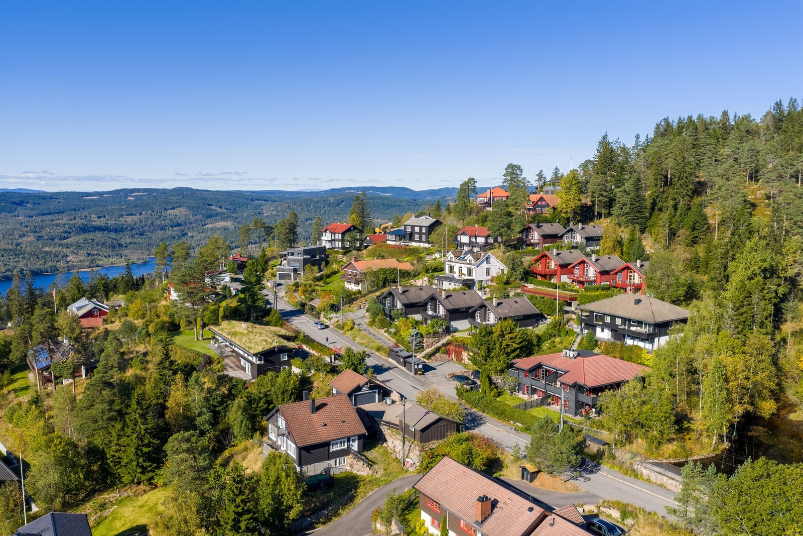 Underkant av 9 minutters gange til Voksenlia T-banestasjon (linje 1) som bruker rundt 20 minutter til Majorstuen. Galleribilde