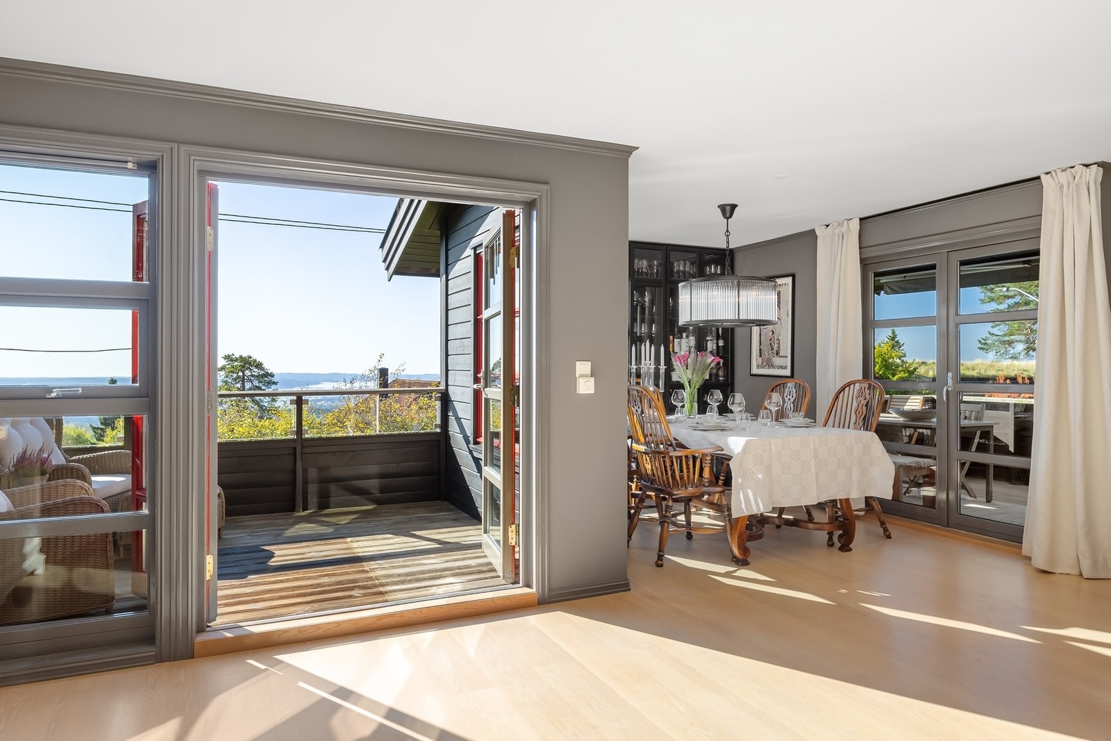 Boligen har store vindusflater som slipper inn mye naturlig lys. Galleribilde