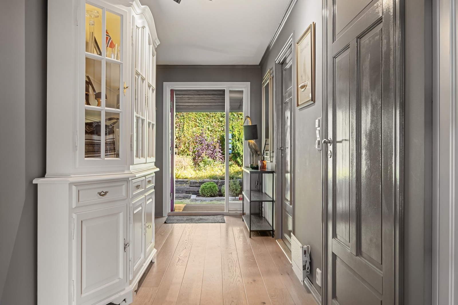 Gode oppbevaringsmuligheter i lagringsloft med lukeadkomst fra entréen. Plassbygde garderobeskap og skuffer. Galleribilde