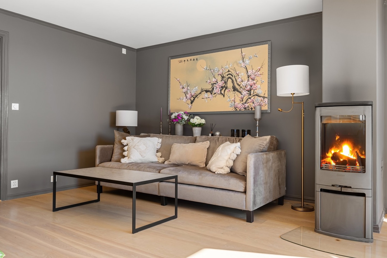 Innredet med moderne peis som skaper en behagelig varme. Galleribilde