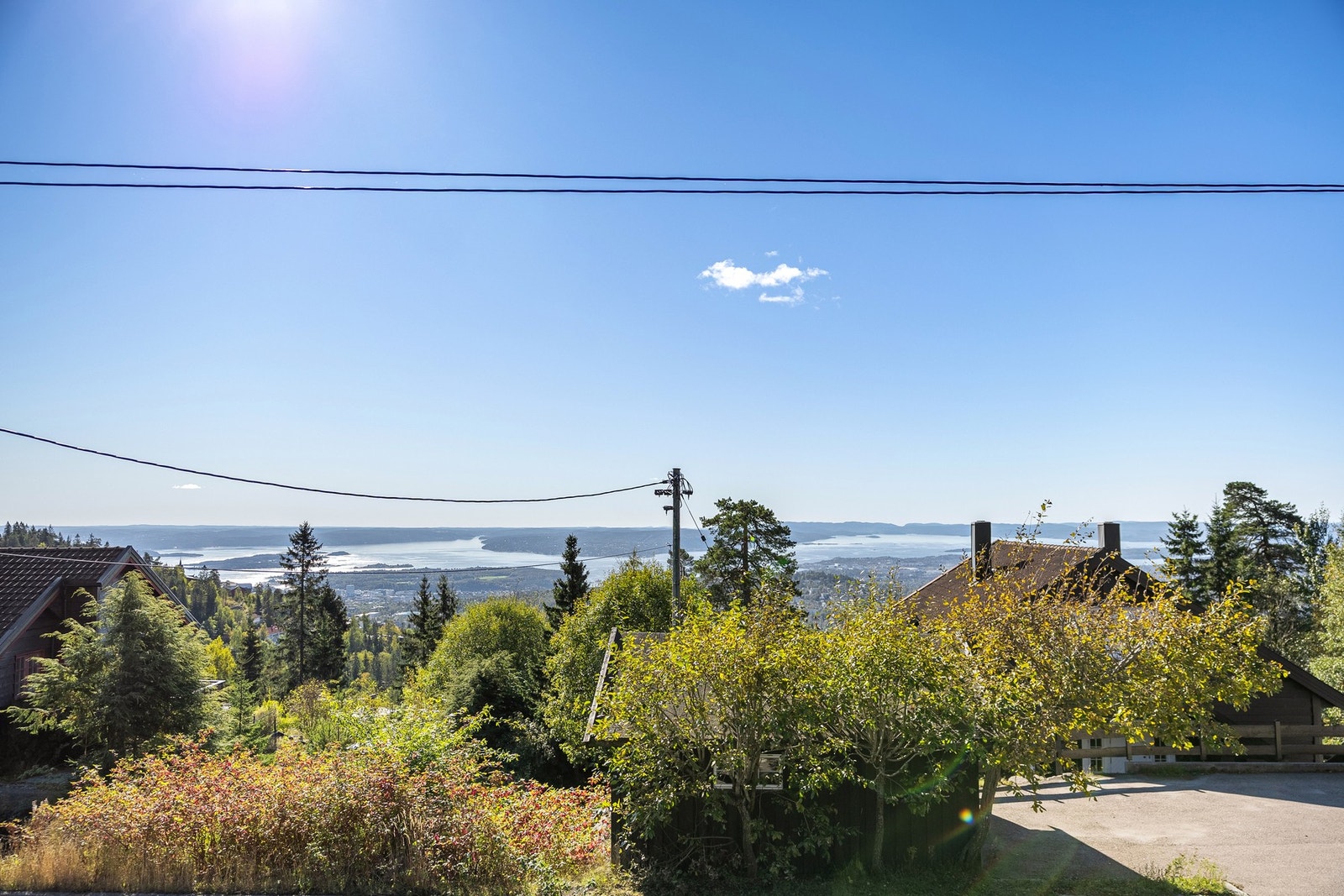 Innholdsrik 3-roms selveierleilighet med spektakulær utsikt over Oslofjorden, solrike uteplasser og to garasjeplasser. Galleribilde