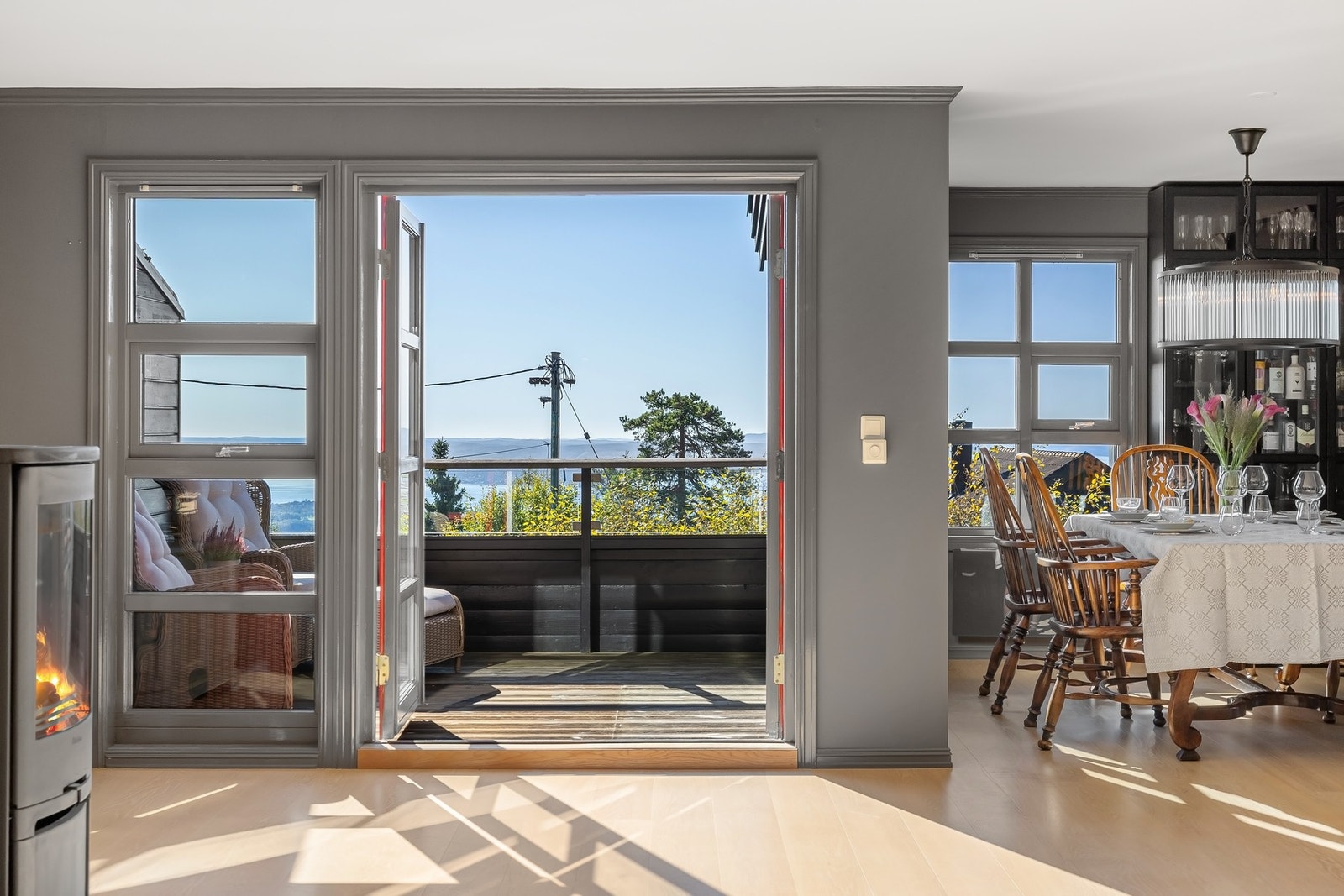 Fredelig beliggenhet i naturskjønne omgivelser og nærhet til Holmenkollen-anlegget. Galleribilde