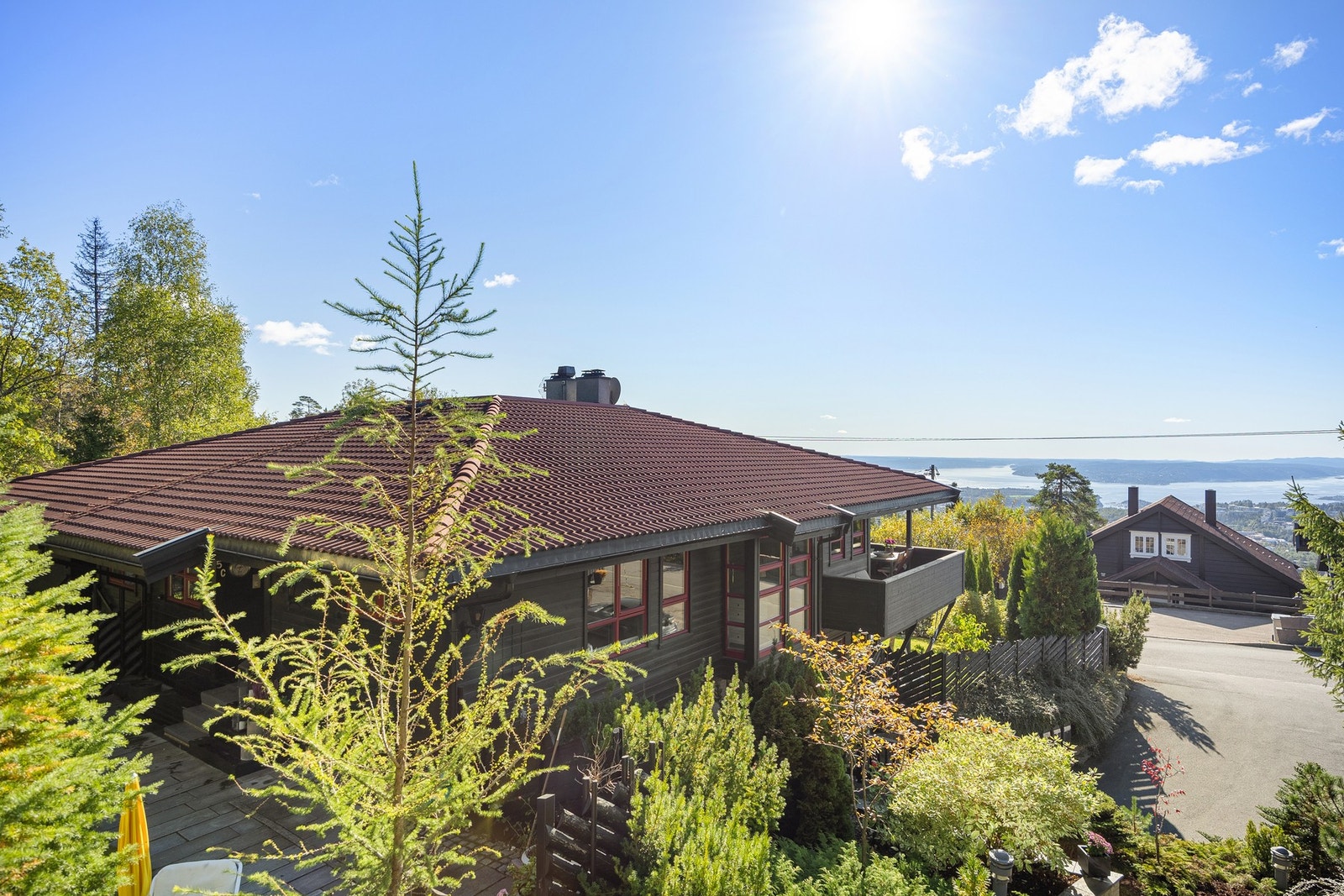 Eiendommen har fantastiske solforhold med unik utsikt. Galleribilde