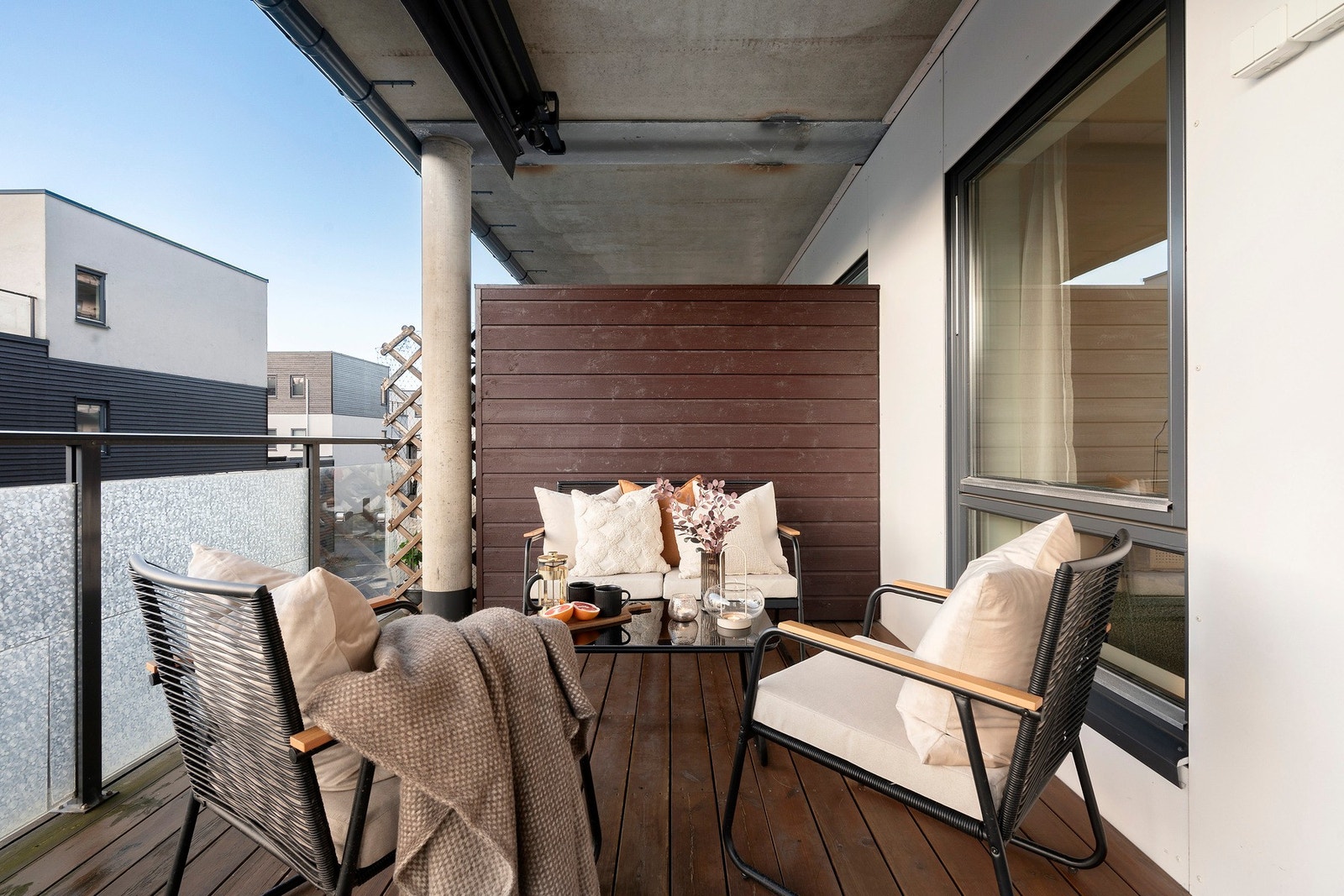 Balkongen ligger sørvest-vendt og måler hele 13 kvm Galleribilde