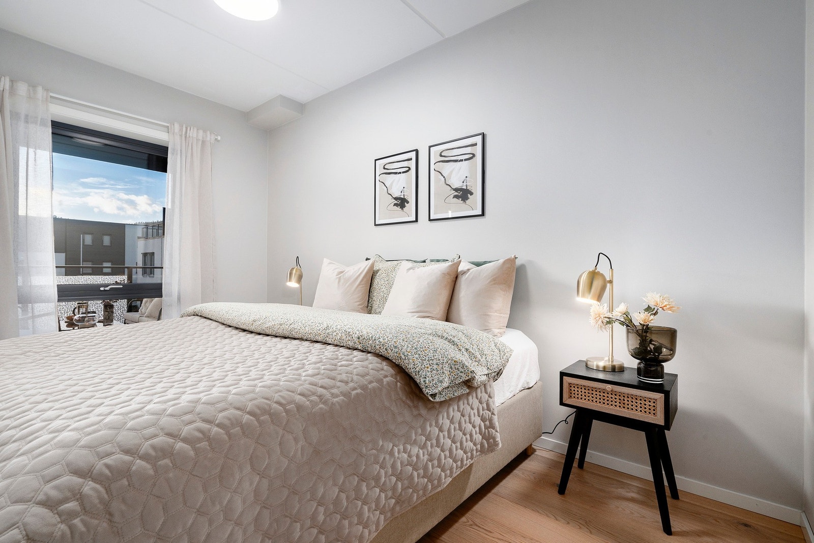 Soverommet er av god størrelse med god plass til stor seng og nattbord Galleribilde