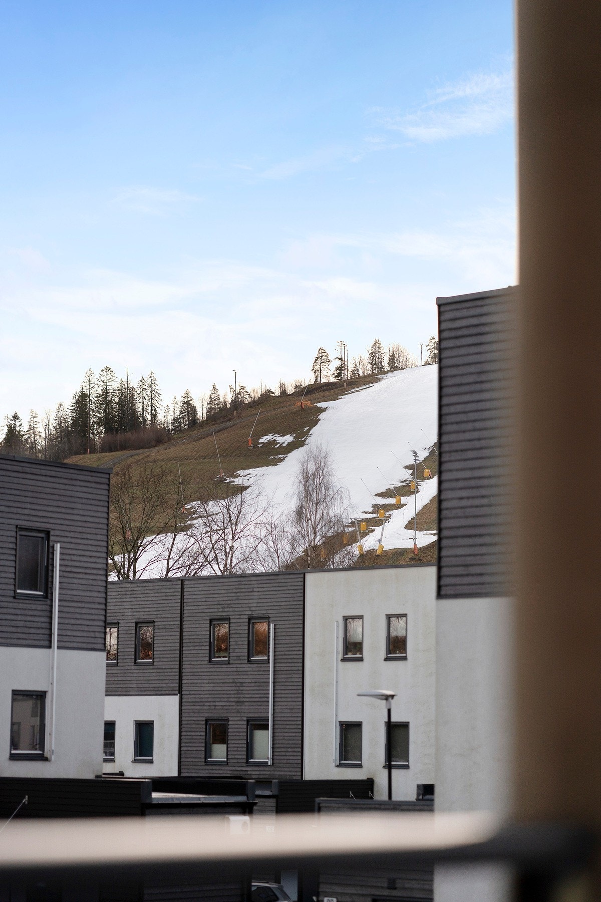 Utsikt fra balkong mot Kirkerudbakken Galleribilde