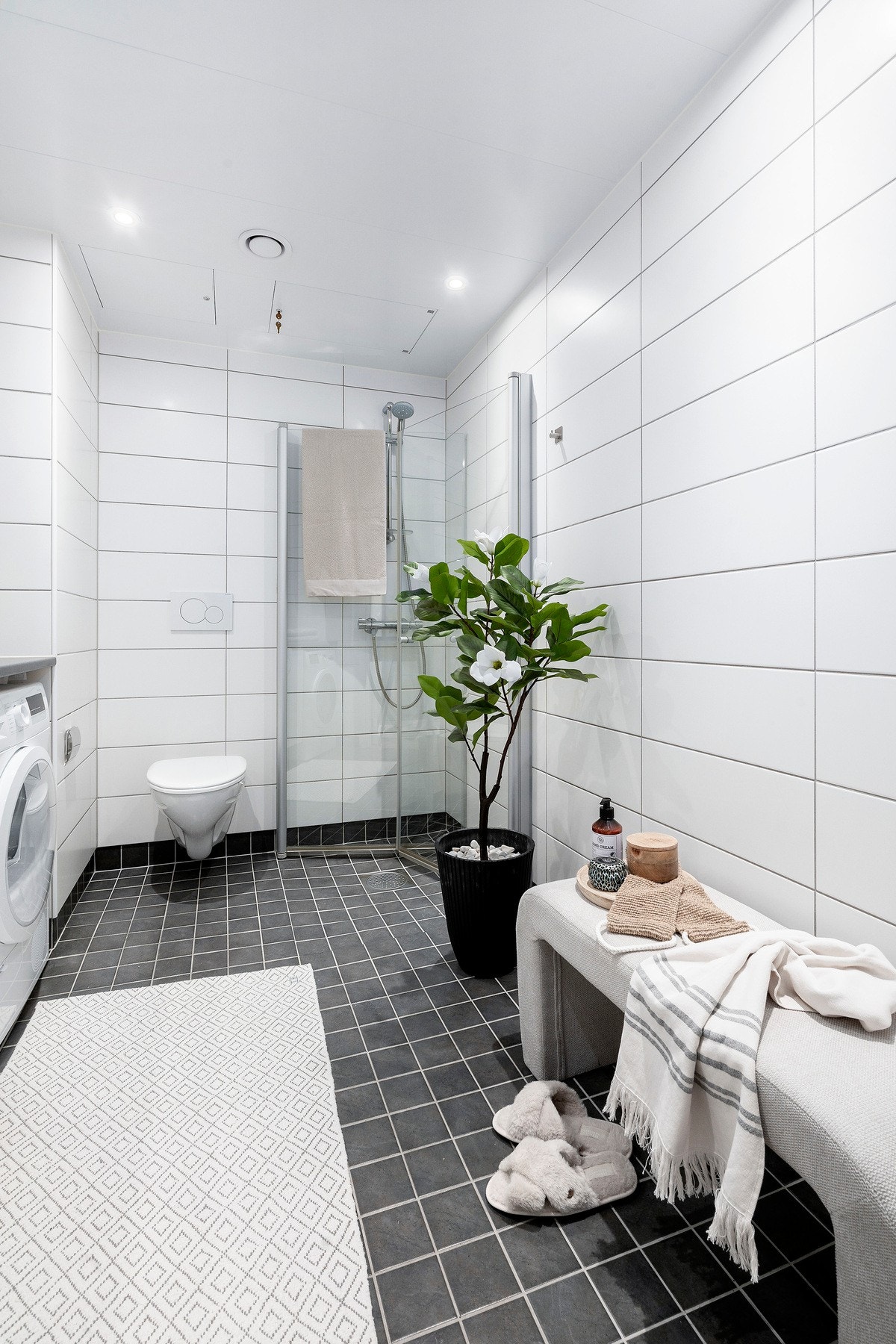 Baderommet har plass og opplegg for både vaskemaskin og tørketrommel Galleribilde