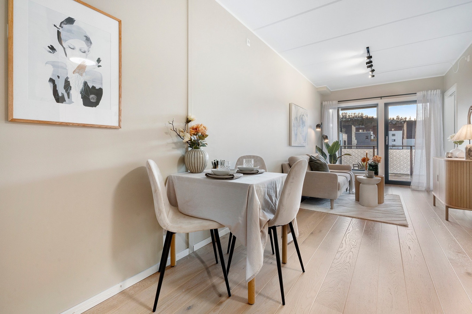 Fra entréen kommer man i et lyst og pent oppholdsrom Galleribilde