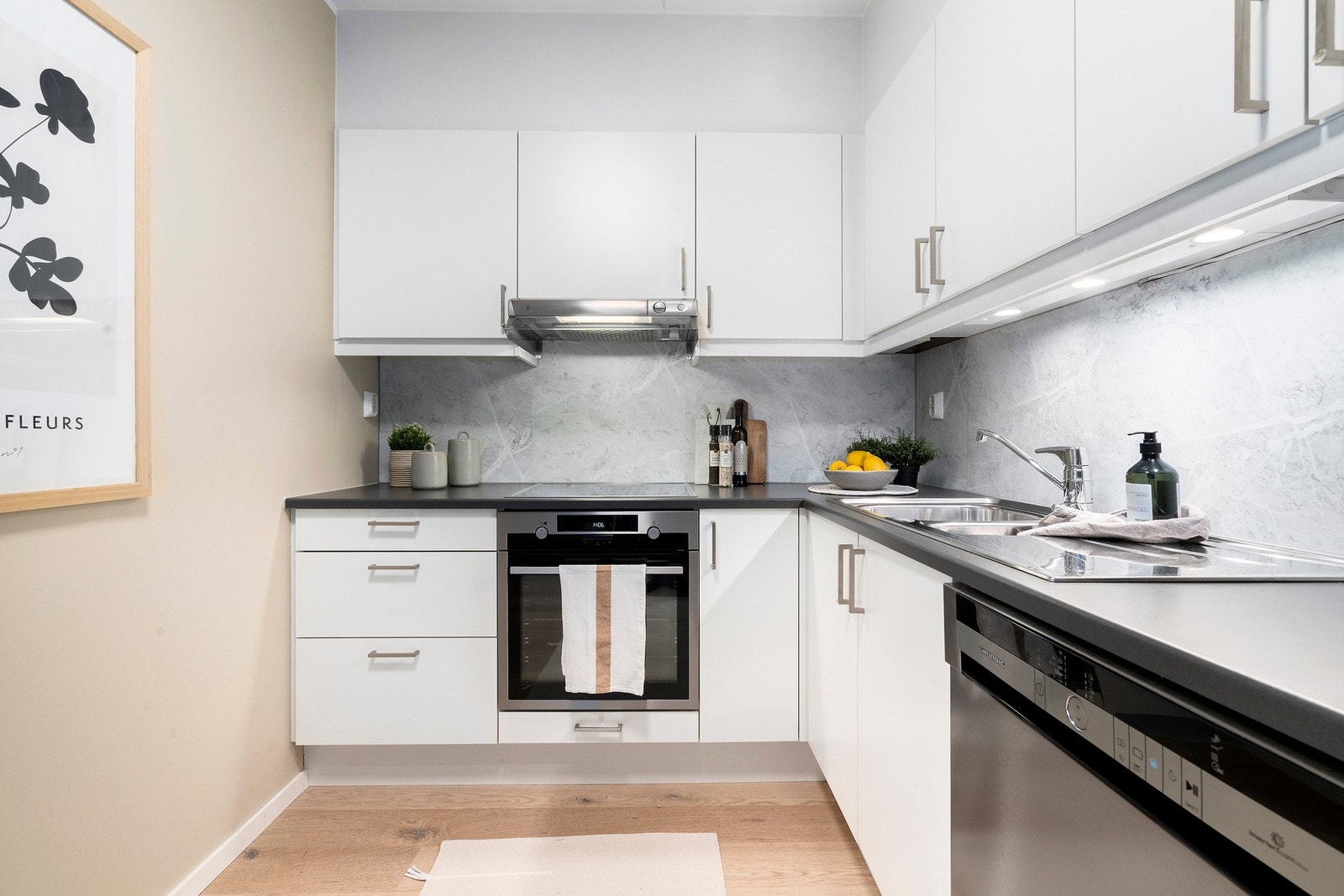 Kjøkkenet fremstår tidløst og moderne med delvis integrerte hvitevarer. Kjøleskap m/ fryser er frittstående Galleribilde