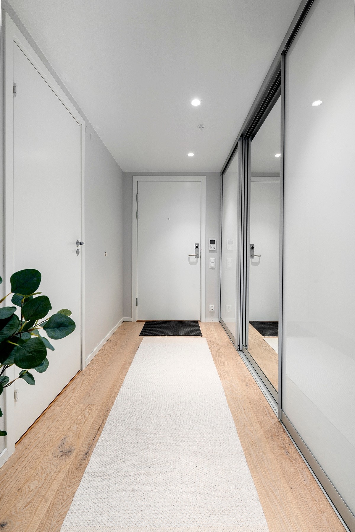 Leiligheten har en lys og innbydende entré rikelig med oppbevaring i skyvedørsgarderobe Galleribilde