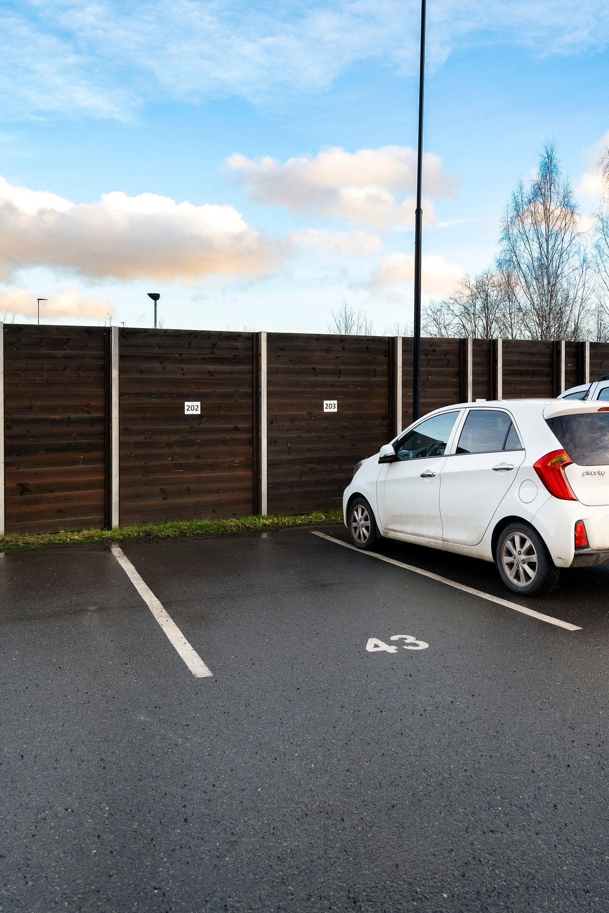 Det medfølger leiligheten en fast biloppstillingsplass Galleribilde