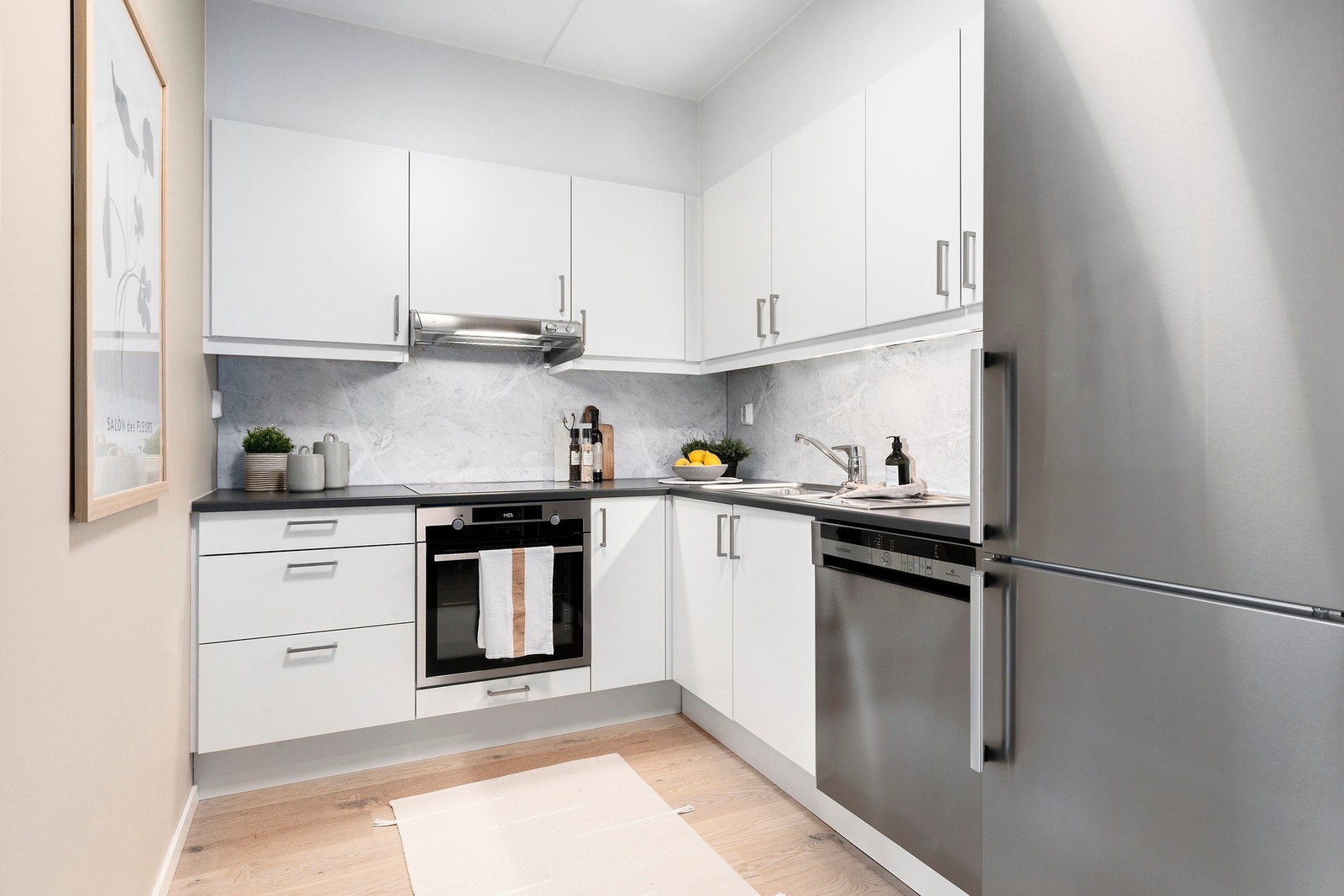 Rikelig med skap- og benkeplass sørger for et funksjonelt og arbeidsvennlig kjøkken Galleribilde