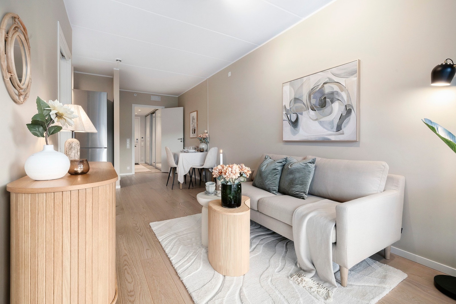 Videre inn i stuen beveger vi oss mot spisesuten Galleribilde