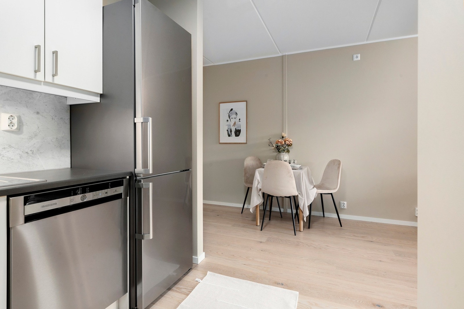 Spisestuen får sin naturlige plassering mellom stue og kjøkken Galleribilde